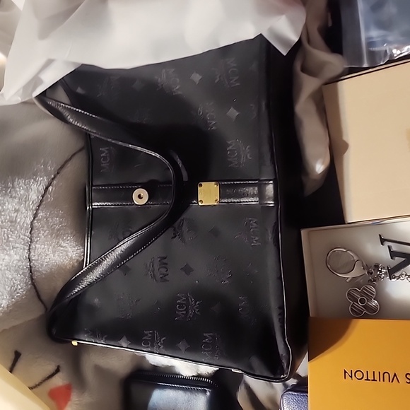 Louis Vuitton,  fendi, mcm burberry, Celine YSL, dior. Prada chanel,Cartier - Picture 3 of 6